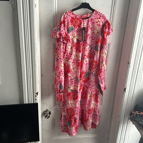 Boohoo Dresses & Skirts - NWT Boohoo Pink floral dress with ruffle shoulder - size 4